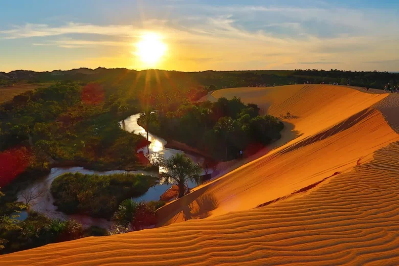 Pôr do sol nas dunas douradas no Jalapão em Tocantins.